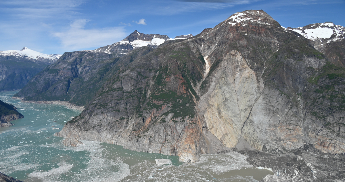 Foto del fiordo donde ocurrió el tsunami por el derretimiento de un glaciar