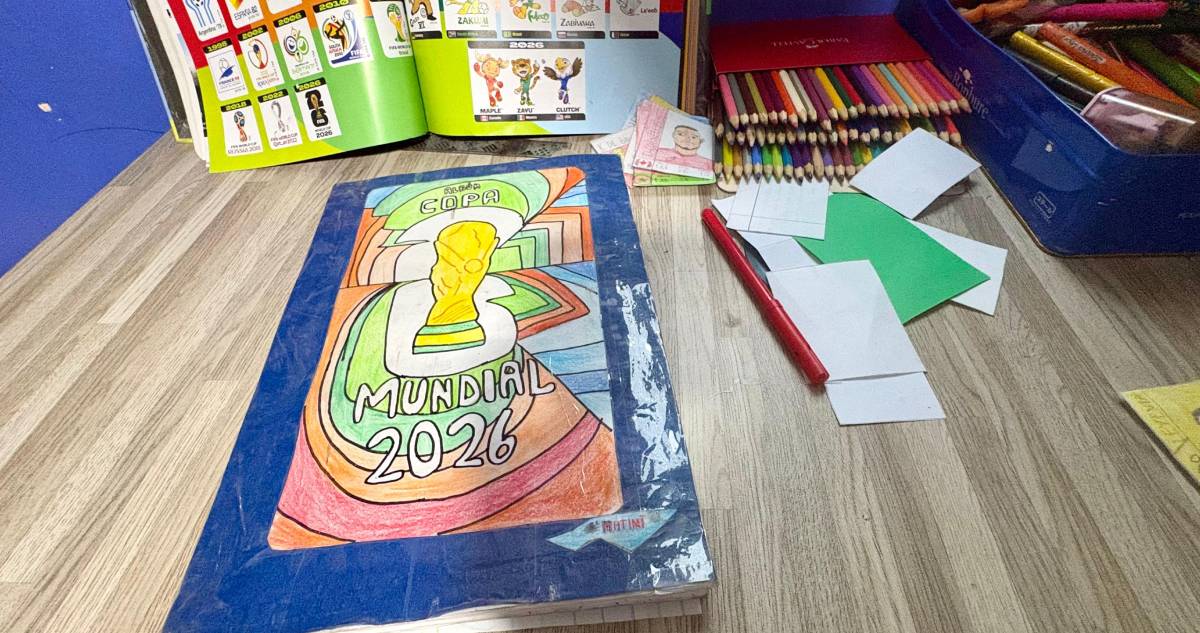 Niño dibuja a mano el álbum del mundial 2026 en Perú.
