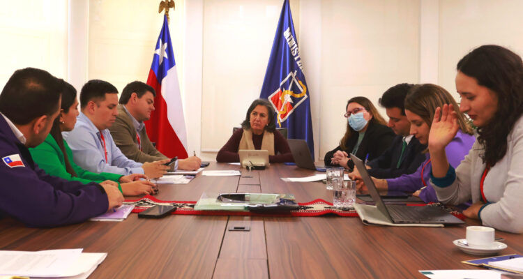 Alcaldes valoran diálogo con ministra de Salud pero mantienen alerta ante ajuste presupuestario en APS