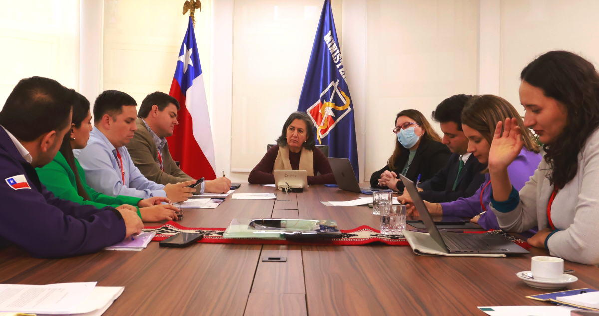 Alcaldes valoran diálogo con ministra de Salud pero mantienen alerta ante ajuste presupuestario en APS