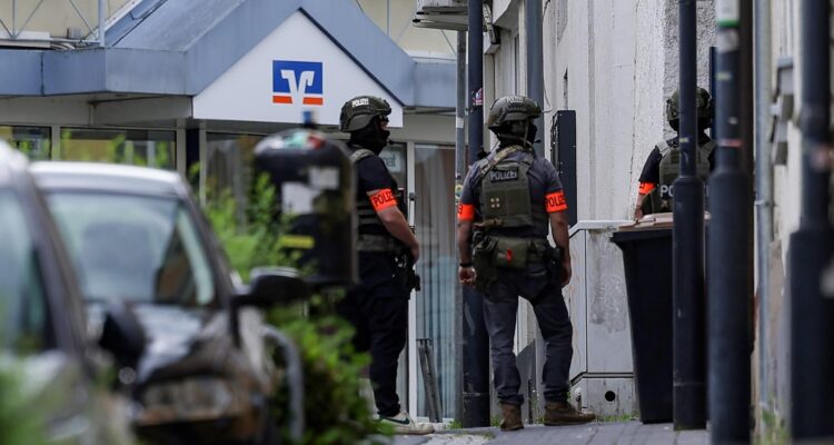 Agentes de policía armados custodian la zona exterior de una sucursal de Volksbank en Sinzig, Alemania