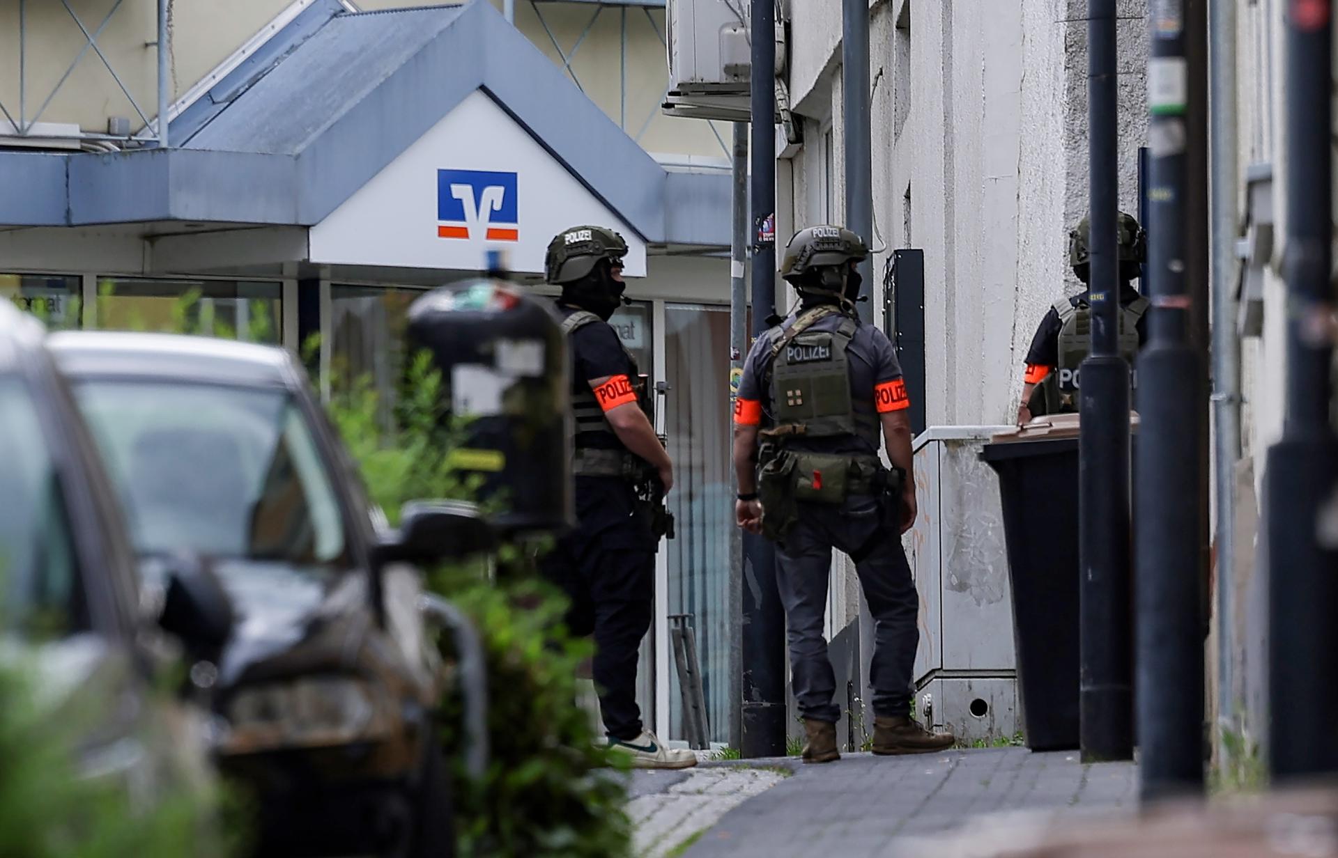 Agentes de policía armados custodian la zona exterior de una sucursal de Volksbank en Sinzig, Alemania