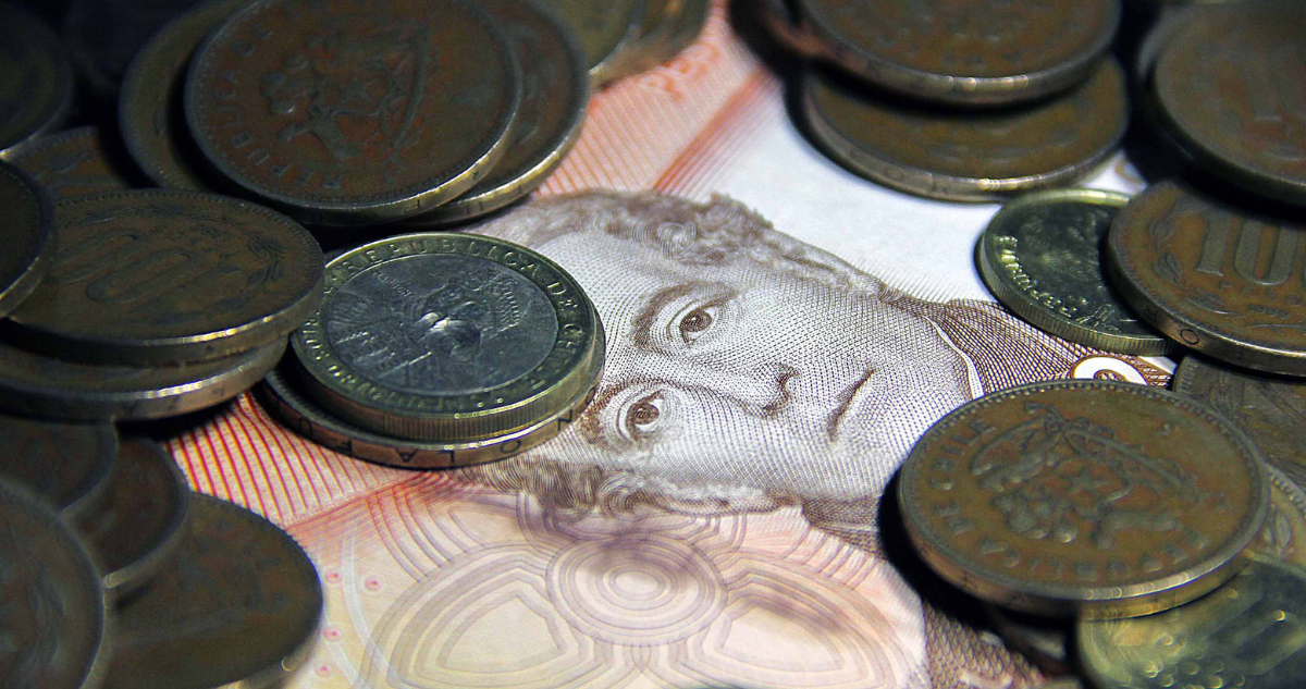 Foto de contexto de monedas y billetes para columna sobre el IVA diferenciado.