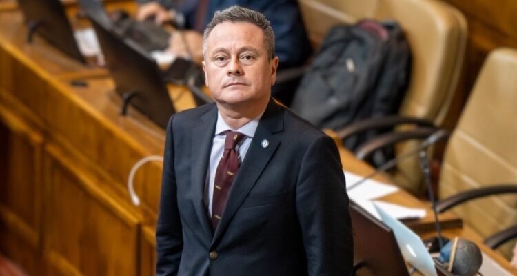 Álvaro Ortiz (DC): “Veo ministros que quieren avanzar y otros que solamente andan contando votos”