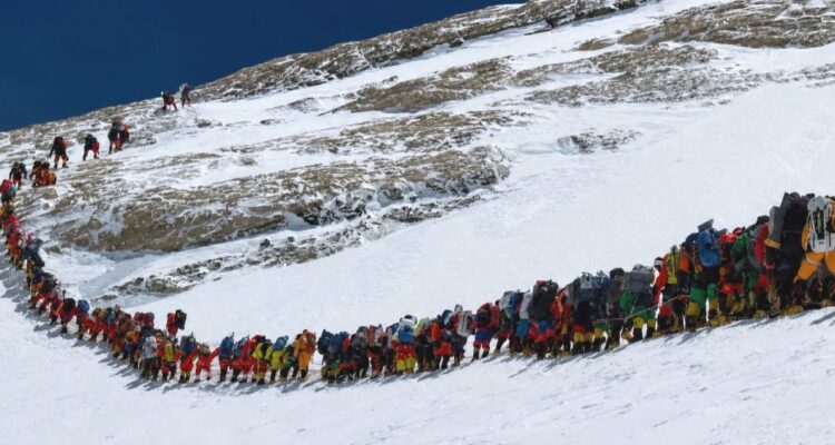 Everest récord: Nepal registra 274 cimas en un solo día, mientras que 2 personas murieron al descender
