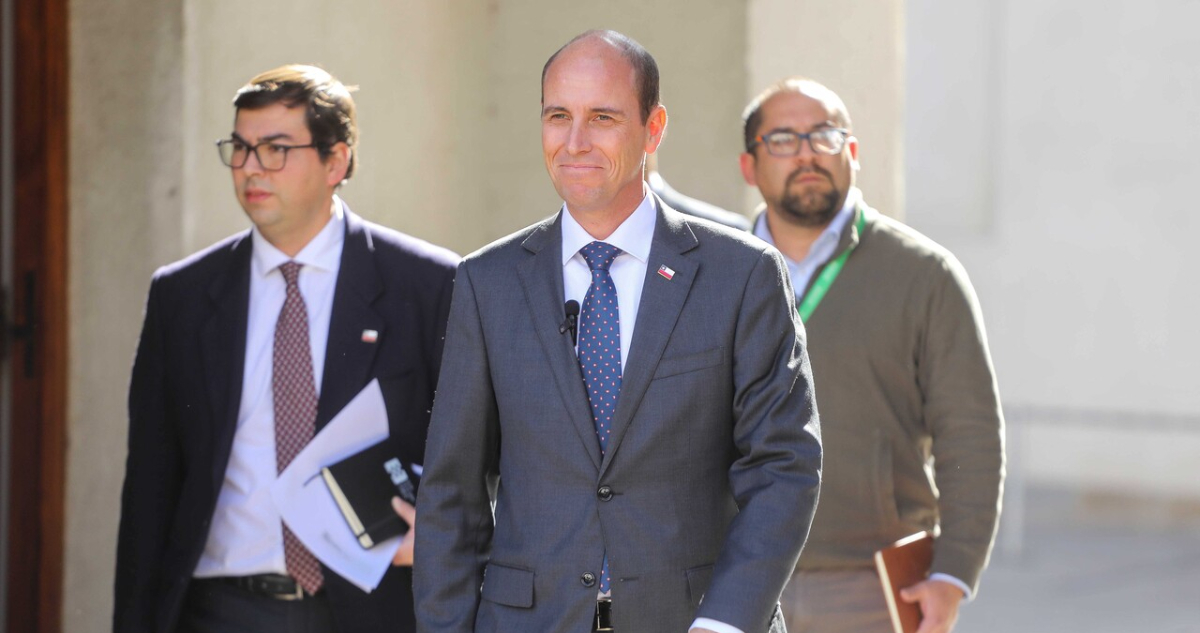 Arrau defiende tenencia legal de armas “con responsabilidad” tras asumir como ministro de Seguridad