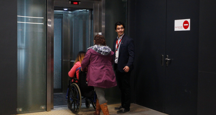 Así puedes pedir radiotaxi gratuito para usuarios con movilidad reducida si fallan ascensores en Metro