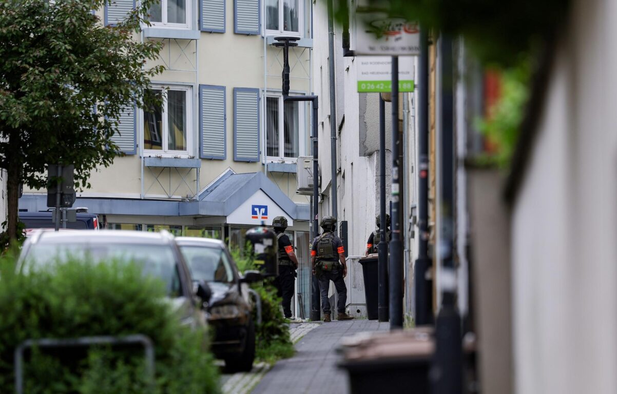  Agentes de policía armados custodian la zona exterior de una sucursal de Volksbank en Sinzig, Alemania 