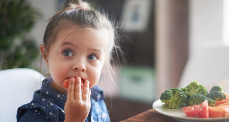 Bebé comiendo verduras