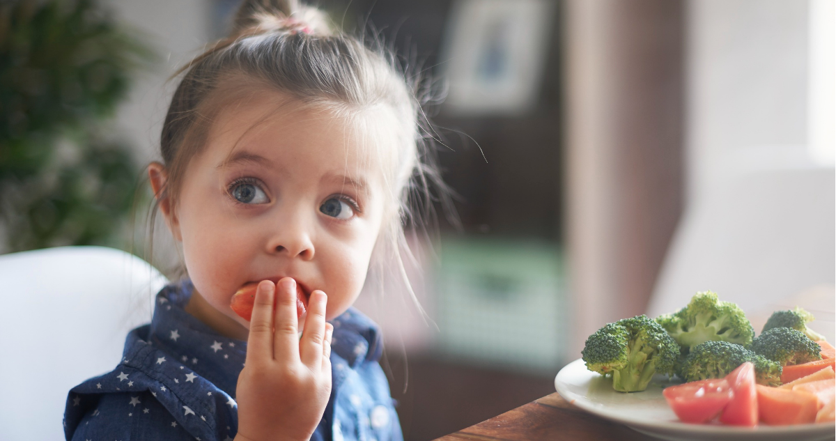 Bebé comiendo verduras