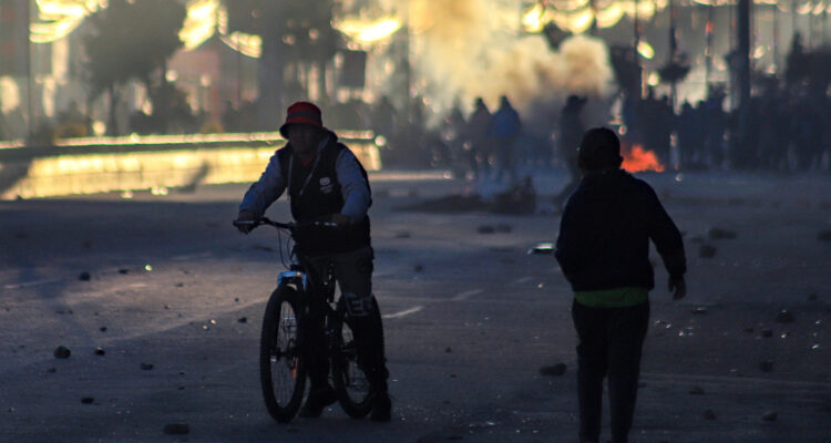 Personas caminan junto a un bloqueo en una avenida en El Alto, Bolivia