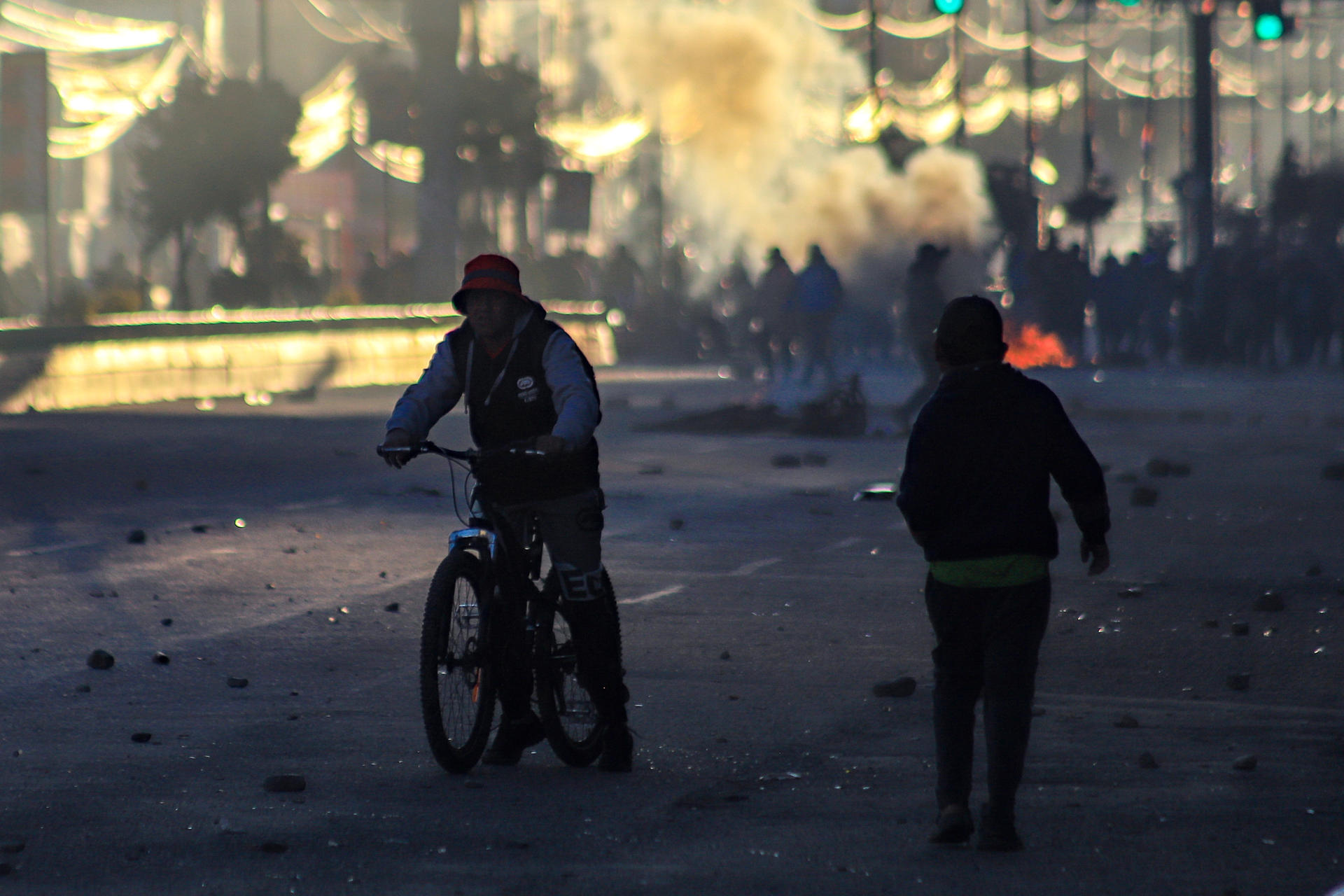 Personas caminan junto a un bloqueo en una avenida en El Alto, Bolivia