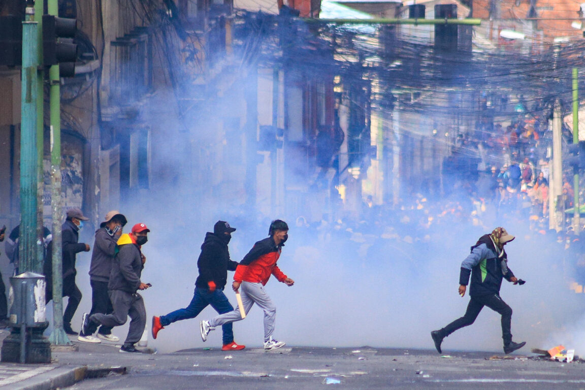 Manifestantes se enfrenta con la Policía durante una protesta en La Paz