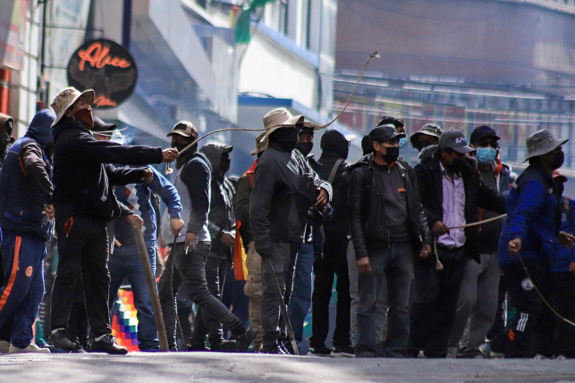 Manifestantes se enfrenta con la Policía durante una protesta en La Paz