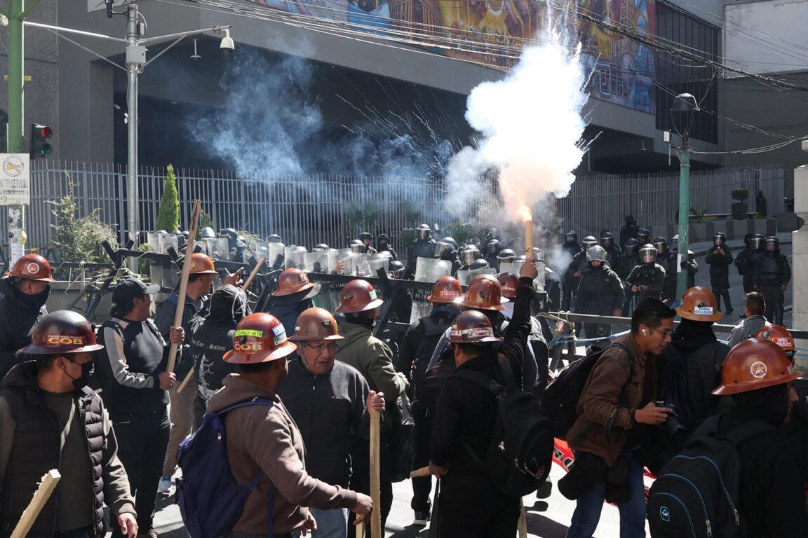 Manifestantes se enfrenta con la Policía durante una protesta en La Paz