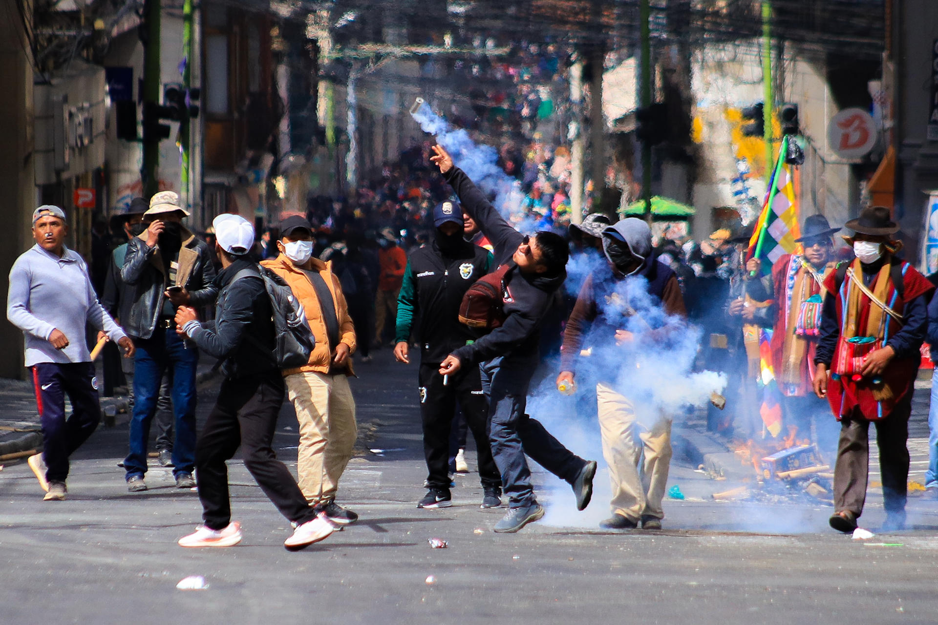 Manifestantes se enfrenta con la Policía durante una protesta en La Paz