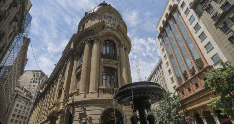 Bolsa de Santiago parte la semana en verde ante nuevas expectativas de un acuerdo en la guerra de Irán
