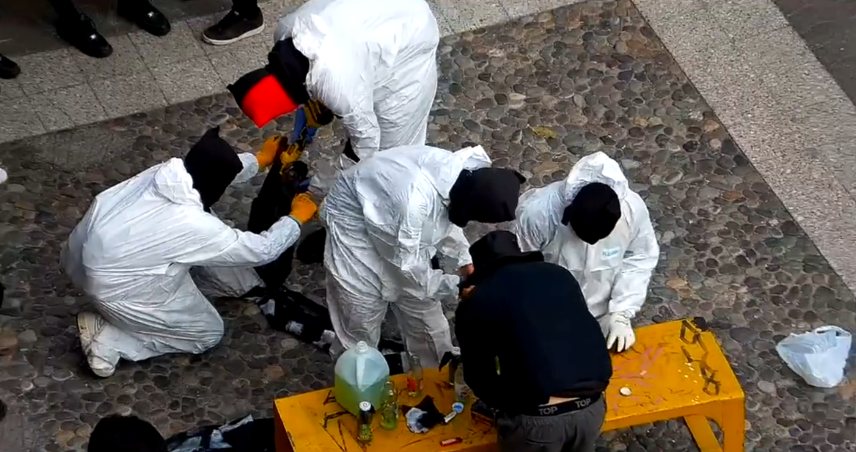 VIDEO | Overoles blancos del Instituto Nacional exhiben a estudiantes cómo fabricar bombas molotov