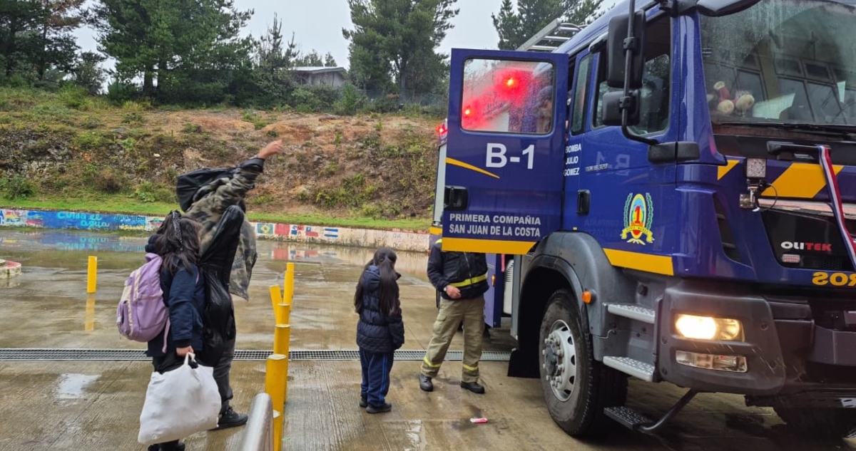 Bomberos trasladan a estudiantes en medio de intensas precipitaciones