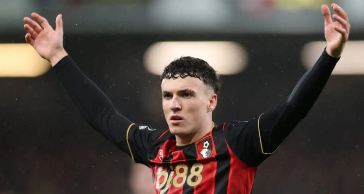 Álex Jiménez fue apartado del Bournemouth por chats con supuesta menor de edad.
