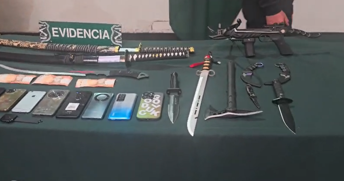 Caen líderes de “La Jauría” del Parque de los Reyes: incautan armas como katanas y ballesta