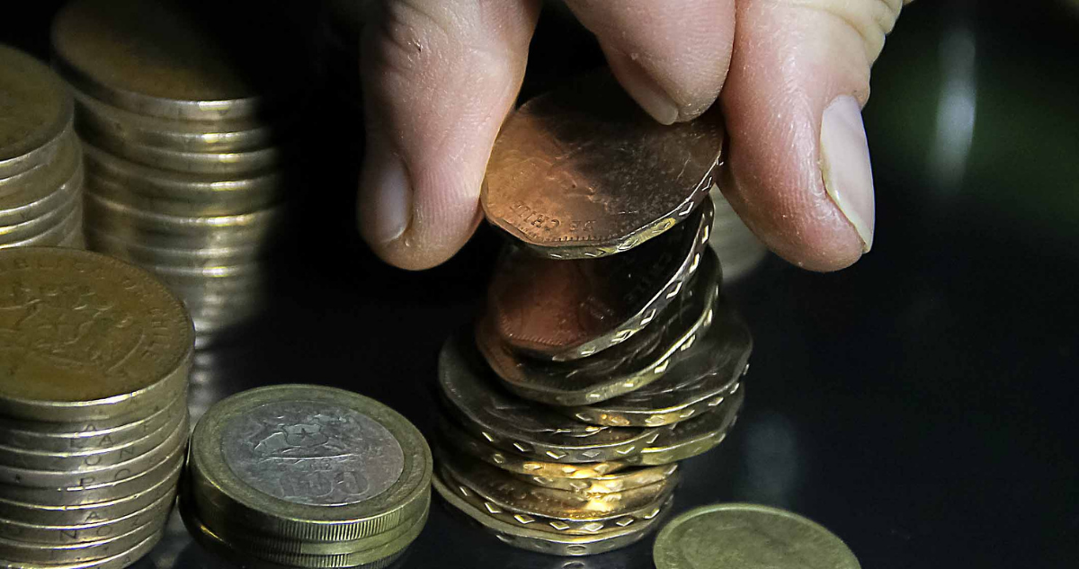 Persona contando monedas