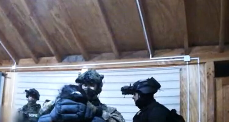 https://www.biobiochile.cl/noticias/nacional/region-de-la-araucania/2026/05/19/vea-el-momento-en-que-helicoptero-puma-del-ejercito-aterriza-con-recien-capturado-lider-de-temucuicui.shtml