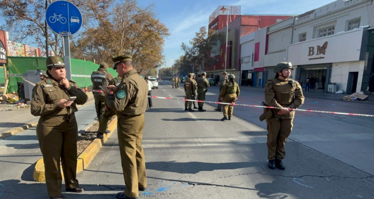 Carabinero balea a dos delincuentes que intentaron asaltarlo a plena luz del día en Santiago