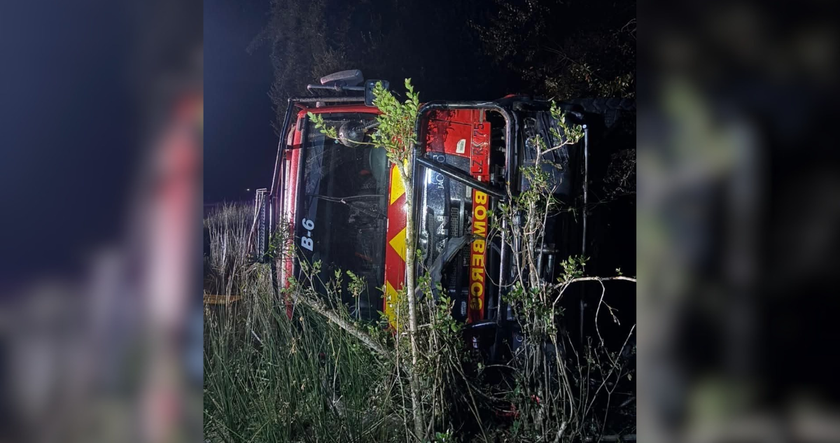 Camión de Bomberos cae 50 metros en Los Ríos rumbo a emergencia presuntamente falsa: 5 lesionados