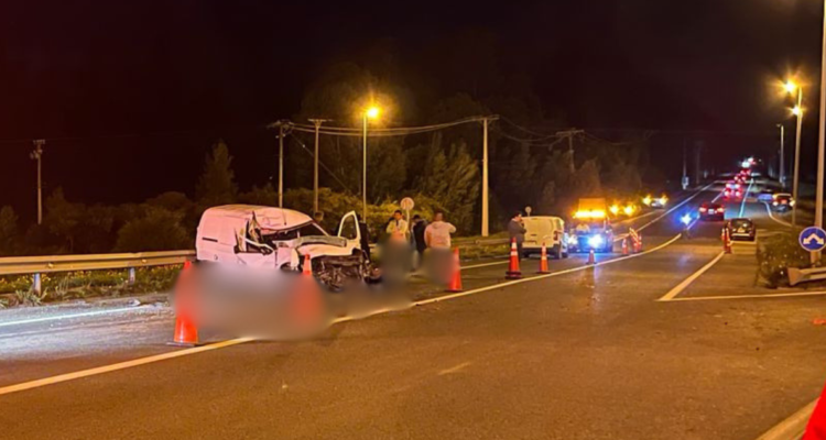 Dos fatales accidentes en Los Ángeles: motociclista impactó con auto y furgón contra retroexcavadora