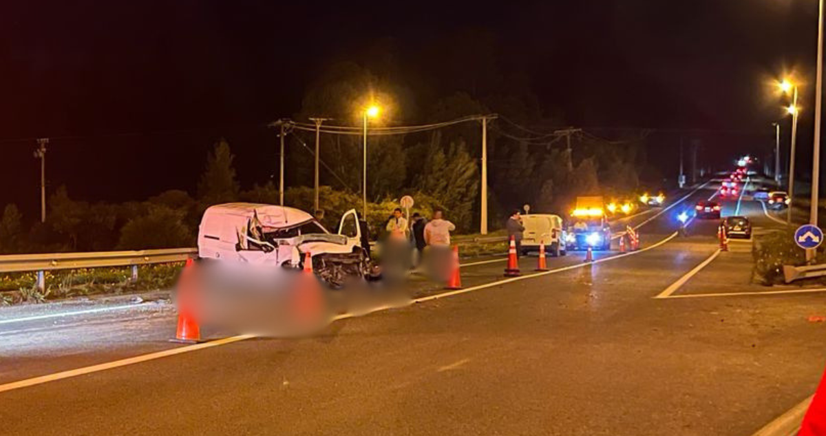Dos fatales accidentes en Los Ángeles: motociclista impactó con auto y furgón contra retroexcavadora