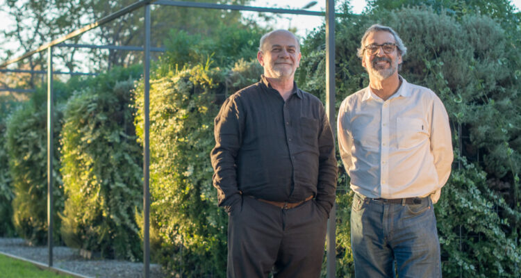 Foto de los creadores del biofiltro que limpia el aire