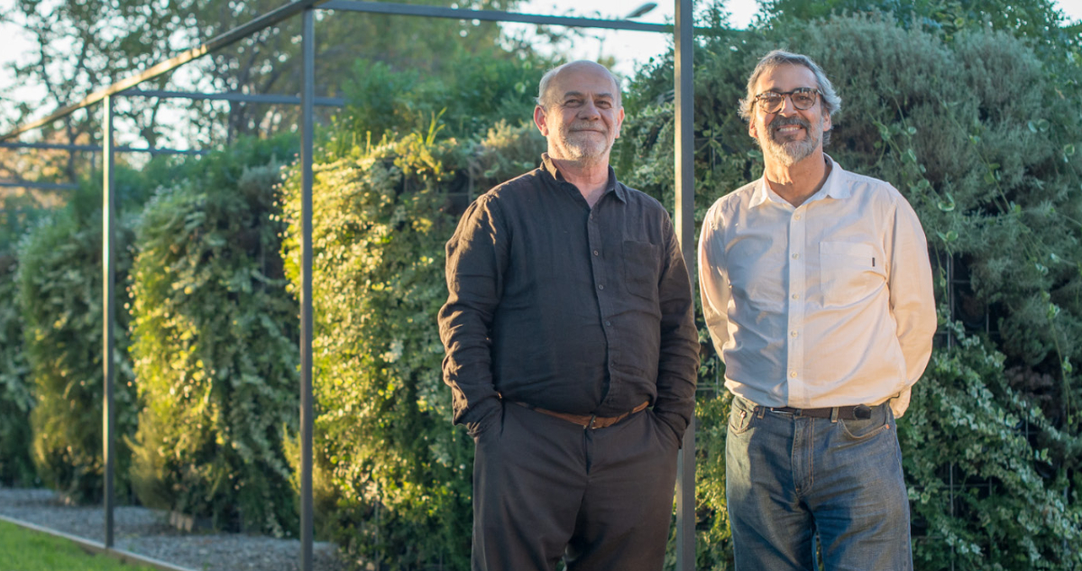 Foto de los creadores del biofiltro que limpia el aire