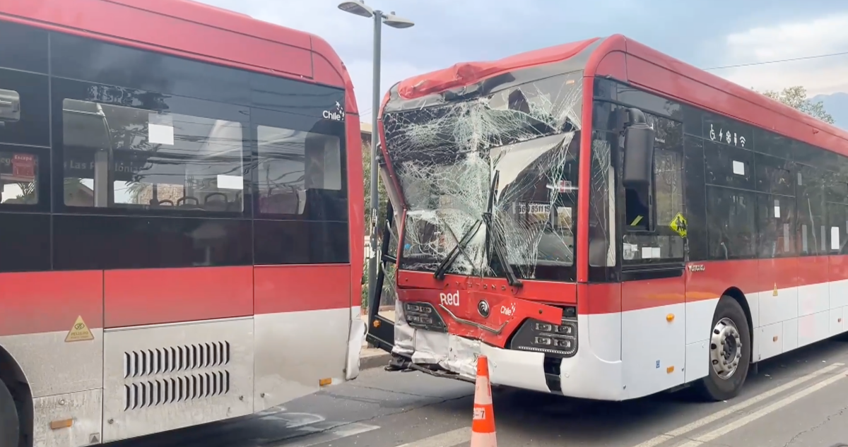 Al menos 10 heridos deja choque entre dos buses RED en La Florida