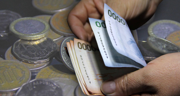 Manos con billetes y fondo de monedas