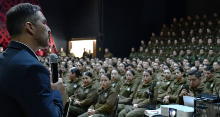Claudio Bravo en charla a Carabineros