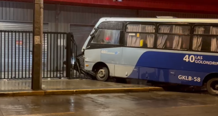Bus queda incrustado en reja de locales comerciales tras colisión múltiple en centro de Concepción
