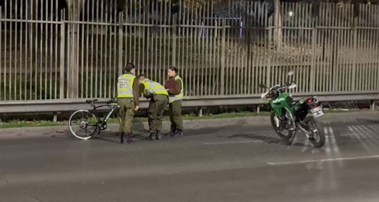 Carabinero en moto protagoniza colisión con un ciclista en el centro de Santiago