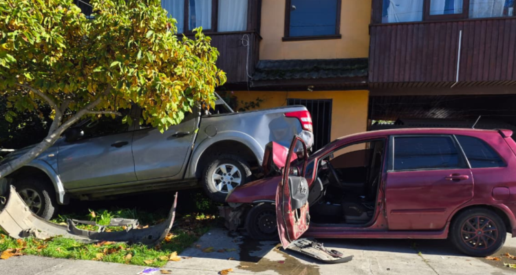 Colisión múltiple en Concepción deja tres vehículos involucrados y una vivienda con daños