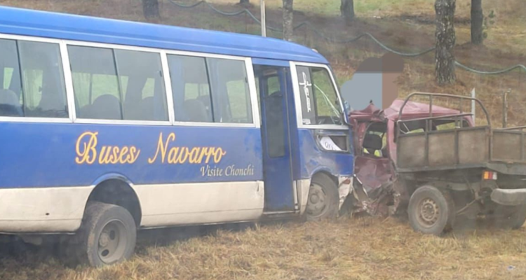 Una persona muerta deja colisión entre bus y camioneta en Queilén