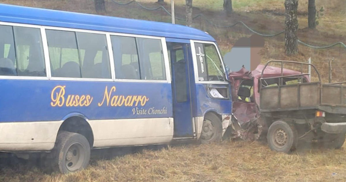 Una persona muerta deja colisión entre bus y camioneta en Queilén
