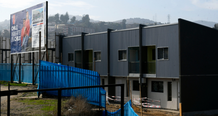 https://media.biobiochile.cl/wp-content/uploads/2026/05/comienzan-labores-de-desmantelamiento-de-algunas-viviendas-de-el-olivar-en-vina-del-mar-1-750x400.png