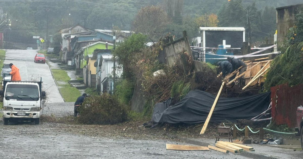 Comprometen muro de contención en cementerio de Puerto Montt tras deslizamiento que preocupó a vecinos