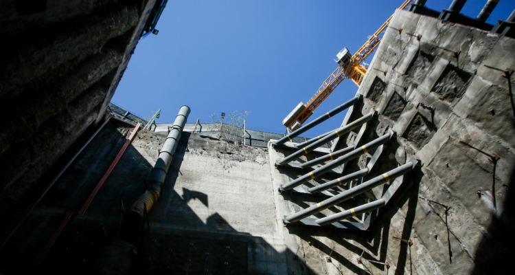 Foto de contexto de construcción de infraestructura