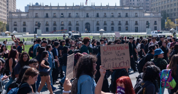 Diputados oficialistas tachan de “irresponsable” paro de la Confech y piden rigor ante desmanes
