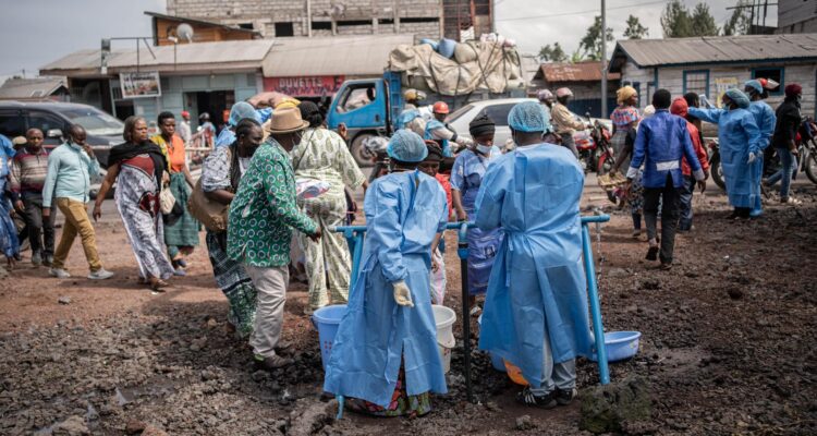 Personal sanitario en un puesto de control para medidas contra el ébola en Kanyaruchinya, en el Congo
