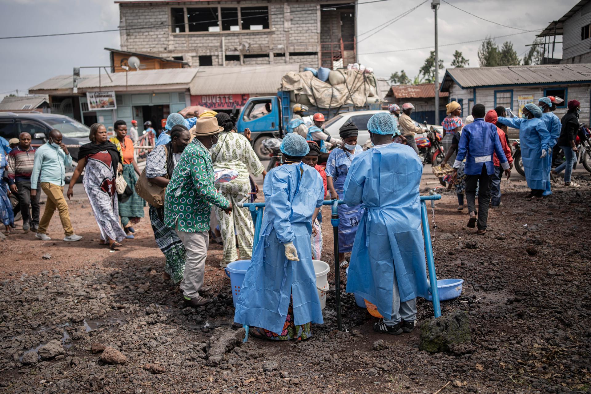 Personal sanitario en un puesto de control para medidas contra el ébola en Kanyaruchinya, en el Congo