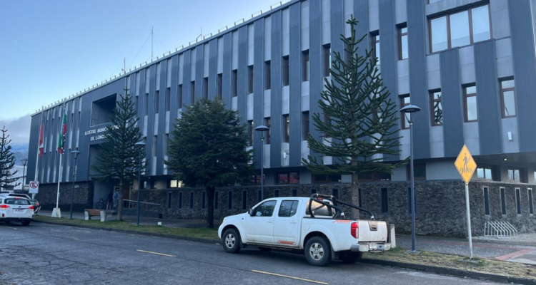 https://media.biobiochile.cl/wp-content/uploads/2026/05/contraloria-ordena-al-municipio-de-lonquimay-reincorporar-a-16-asistentes-de-la-educacion-despedidos-750x400.png