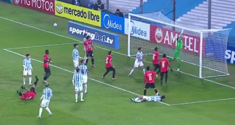 Racing quedó eliminado de Copa Sudamericana gracias a un ridículo gol.