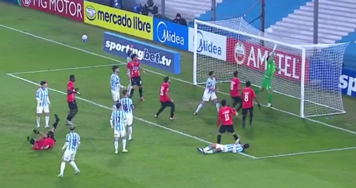 Racing quedó eliminado de Copa Sudamericana gracias a un ridículo gol.